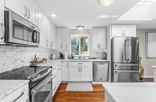Federal Way House | Happy Oasis! 4BR/3BA Home! Perfect for Families & Groups, Close to Everything.