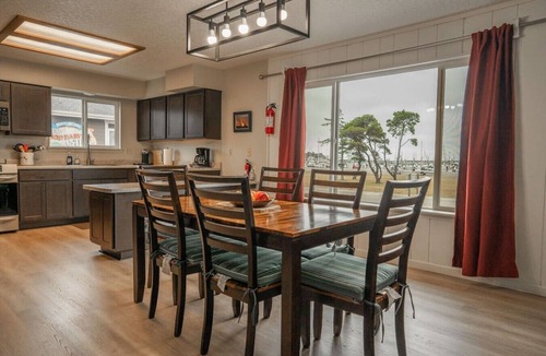 Crescent City Apartment | Harbor View Flat (Apt 3)