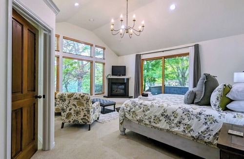 Sherwood House | Harmony Estate: Spacious Home with Mt Hood Views