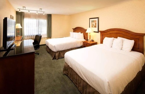 Wenatchee Hotel | Hassle-free Stay! 2 Pet-friendly Units, Swimming Pool, Free Parking!