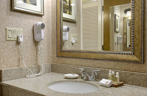 Wenatchee Hotel | Hassle-free Stay! 2 Pet-friendly Units, Swimming Pool, Free Parking!