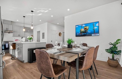 Hayward House | Hayward 5BR Cozy Spacious House, AC/Free Parking