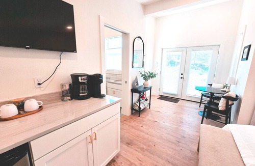 Rockaway Beach Apartment | Heart of Rockaway Studio with Oceanviews