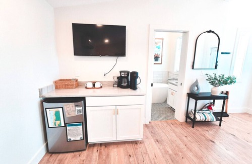 Rockaway Beach Apartment | Heart of Rockaway Studio with Oceanviews