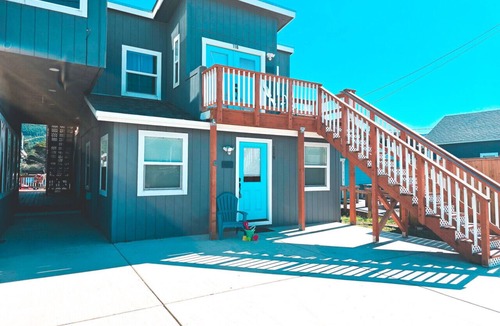 Rockaway Beach Apartment | Heart of Rockaway Studio with Oceanviews