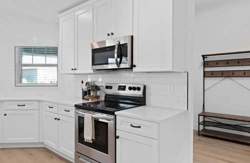 Inwood House | - HIDDEN GEM - Spacious, minimal and clean! Legoland + Disney