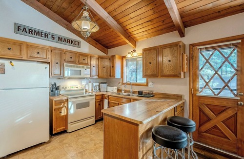 Munds Park House | HIDDEN VISTA: Distance views from private oversized deck nestled in cool pines.