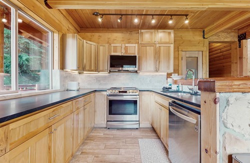 Hyak House | High-end ski-in/ski-out getaway with fast WiFi, large deck & more