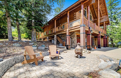 Hyak House | High-end ski-in/ski-out getaway with fast WiFi, large deck & more
