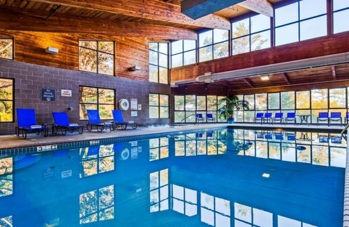 Newport House | Hillside 2 Queens Unit, Pool, Ocean View, Minutes To Oregon Coast Aquarium!