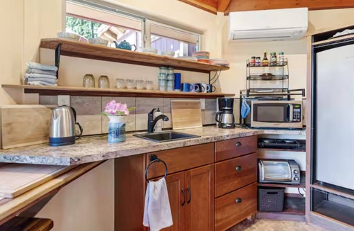 Alvadore Cottage | Hillside Deck Cottages - Rustic Pnw Retreat 2 Bedroom Cottage