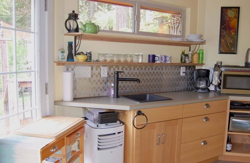 Alvadore Cottage | Hillside Deck Cottages - Rustic Pnw Retreat 2 Bedroom Cottage