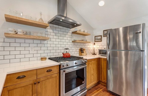 Old Bend House | Historic Cecil Sly House, Salt Hot Tub, Electric Charger, in Downtown