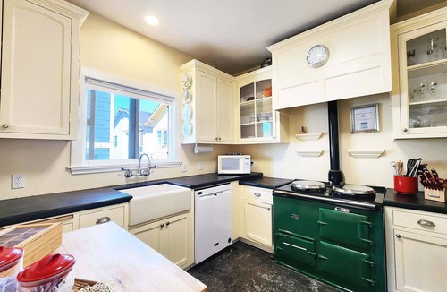 Newport House | Historic Nye Beach! Victorian Escape Steps Away From The Beach! Endeavour House!