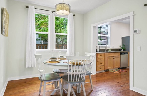 Silverton House | Historic Silverton Charmer - Cute, Near the Falls, Oregon Garden & Pet Friendly