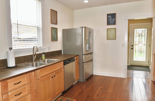 Silverton House | Historic Silverton Charmer - Cute, Near the Falls, Oregon Garden & Pet Friendly