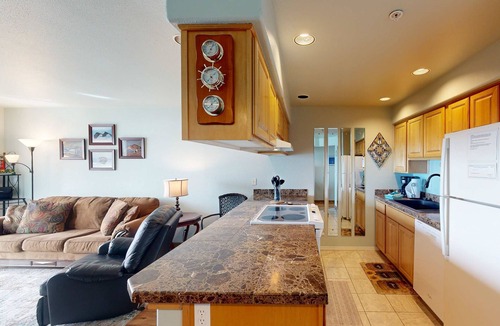 Lincoln City Condo | Historic Taft District condo with dazzling bay views fireplace and washer dryer