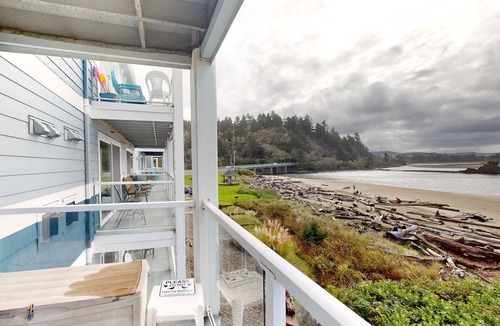 Lincoln City Condo | Historic Taft District condo with dazzling bay views fireplace and washer dryer