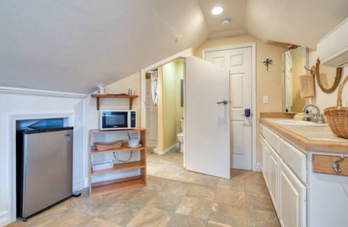 Springfield House | Historic Victorian 4 BR, 4.5 Bath home, w/optional add'l 1 BR, 1 Bath unit.