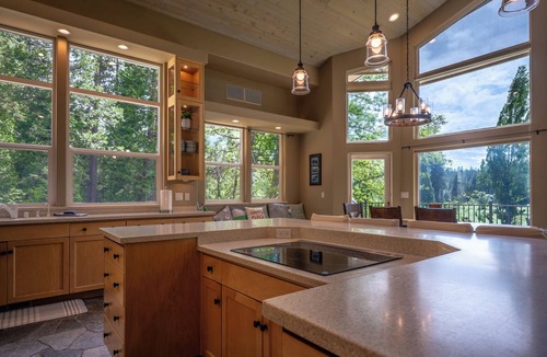 Arnold House | Hole In One - Luxury Retreat!