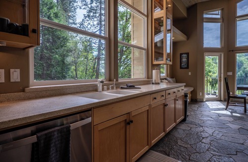 Arnold House | Hole In One - Luxury Retreat!