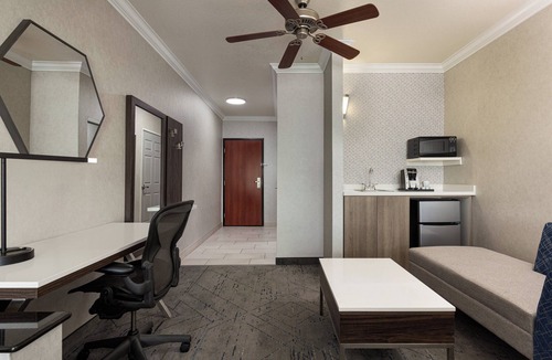 Bakersfield Hotel | Holiday Inn Express and Suites Bakersfield Central by IHG