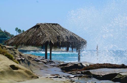 Beach Barber Tract Resort | Holiday Inn Express and Suites La Jolla - Windansea Beach, and IHG Hotel