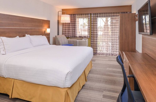 Palm Desert Hotel | Holiday Inn Express Palm-Desert by IHG