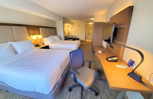 Lynnwood Hotel | Holiday Inn Express & Suites Seattle North - Lynnwood by IHG