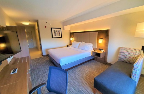 Lynnwood Hotel | Holiday Inn Express & Suites Seattle North - Lynnwood by IHG