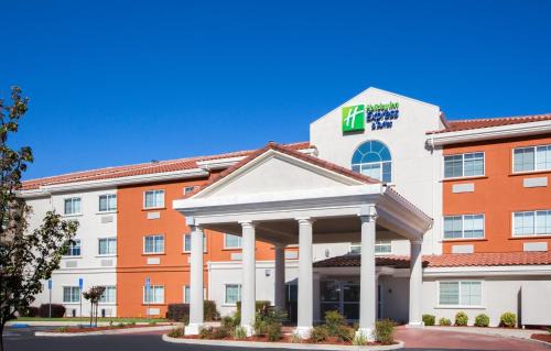 Oroville Hotel | Holiday Inn Express & Suites Oroville Lake by IHG