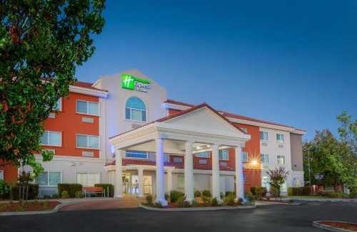 Oroville Hotel | Holiday Inn Express & Suites Oroville Lake by IHG