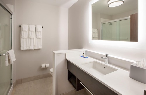 Bullhead City Hotel | Holiday Inn Express & Suites Bullhead City by IHG