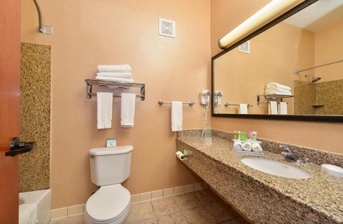 Pleasant Valley Hotel | Holiday Inn Express Vancouver North by IHG