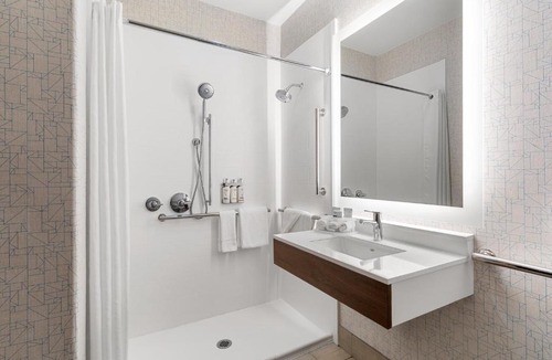 Pleasant Valley Hotel | Holiday Inn Express Vancouver North by IHG