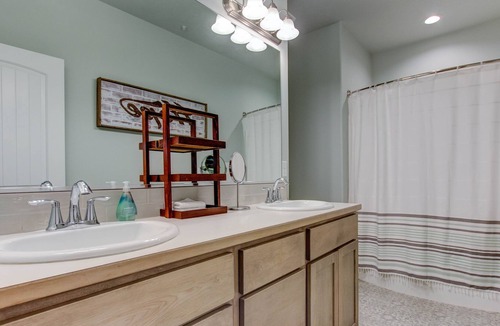 Kennewick House | Holland Vineyard Bungalow 4 bed, 2 1/2 bath with hot tub
