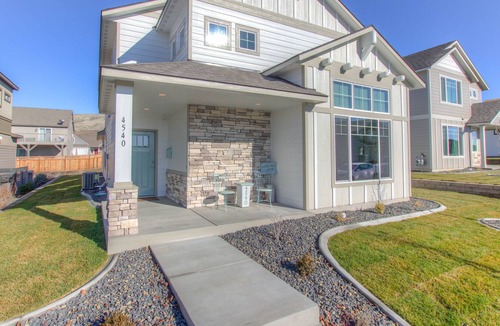 Kennewick House | Holland Vineyard Bungalow 4 bed, 2 1/2 bath with hot tub