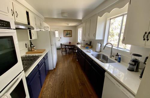 Orchard District House | Hollinshead Haven Home with BBQ & Free Wifi - 30 days min home