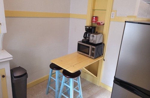 Hollywood Apartment | Hollywood Bungalow One With Patio!