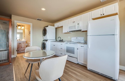 Powell Butte House | Home on 7 Acres w BBQ, Hot Tub
