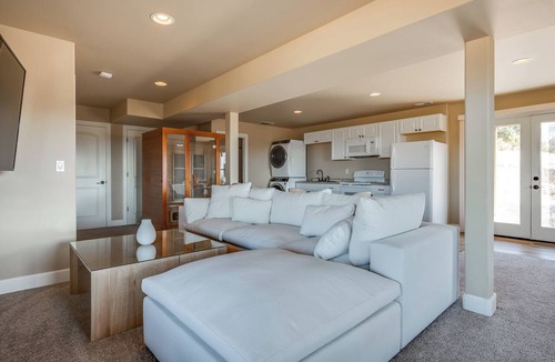 Powell Butte House | Home on 7 Acres w BBQ, Hot Tub