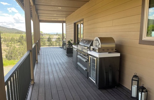 Powell Butte House | Home on 7 Acres w BBQ, Hot Tub