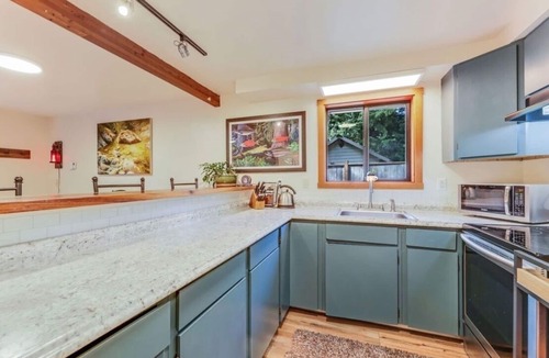Baring Ski Chalet | Home Sweet Mountains. Cozy chalet with Hot Tub!