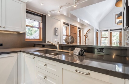 Homewood House | Homewood Cottage with Beach Access