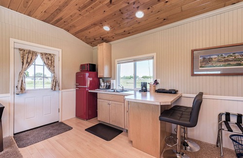 Sequim Cottage | Honeymoon Cottage - King, Jetted tub, Private