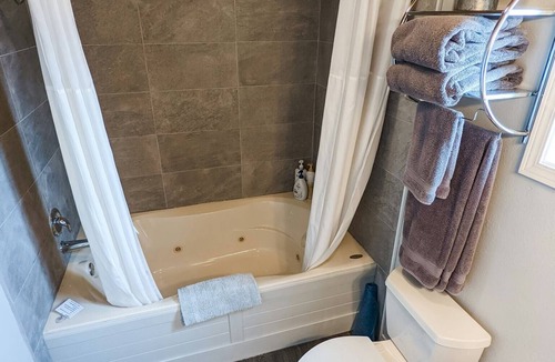 Sequim Cottage | Honeymoon Cottage - King, Jetted tub, Private