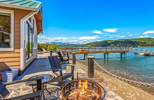 Union House | Hood Canal Waterfront w/Hot Tub & Dock