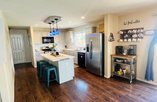 Reno House | HOT TUB, AC,MOUNTAIN VIEW, OUTDOOR DINING AREA & PET FRIENDLY, EV plug