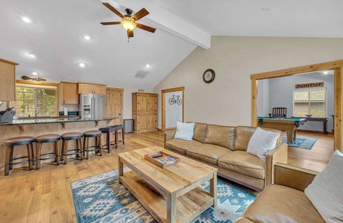 Deer Park House | Hot tub, AC, Sharc, pool table, foosball ping pong