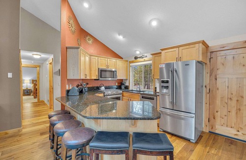 Deer Park House | Hot tub, AC, Sharc, pool table, foosball ping pong